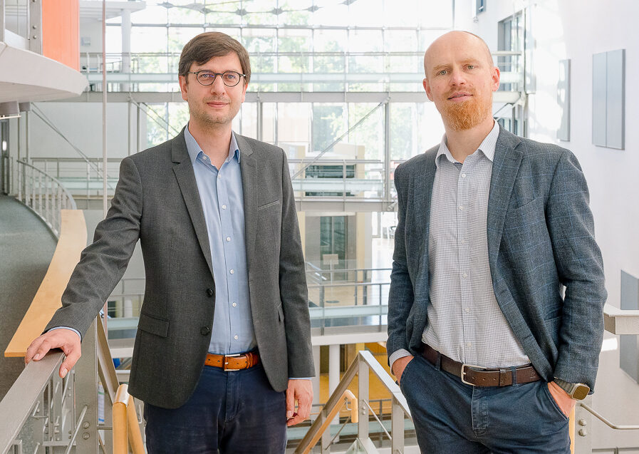 Prof. Dr. Jonathan Schmid-Burgk (l.) und Prof. Dr. Maximilian Billmann (r.)